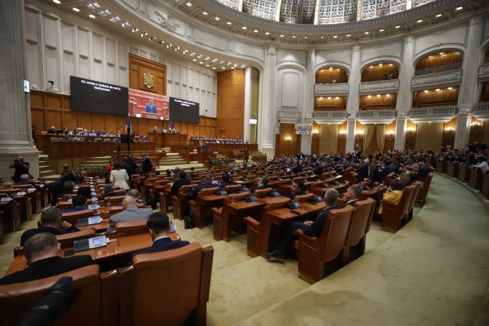 Parlamentarii, marii beneficiari ai legii salarizării unice: salarii crescute între 5.000 și 7.000 de lei.