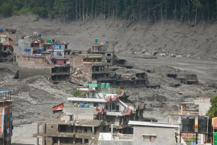 Ghețarul prăbușit generează un seism de 5,2 și inundații devastatoare în Nepal și Tibet: sate distruse, sute de victime și 1.000 de persoane dispărute.