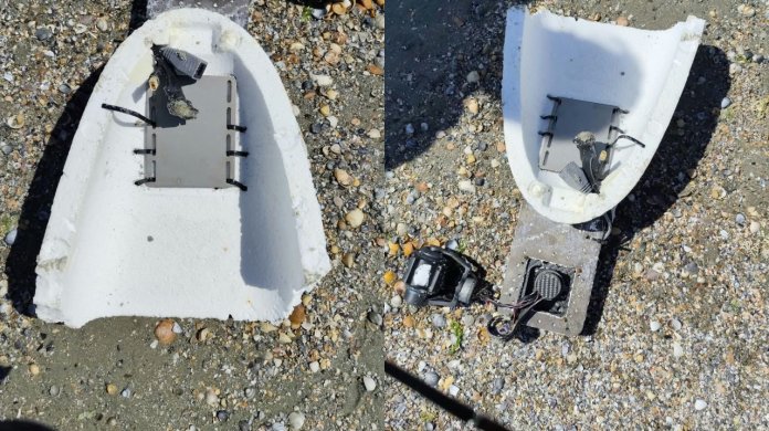 Resturi de dronă găsite în Marea Neagră, în apropiere de Olimp. Salvamarii le-au zărit la 30 de metri distanță de țărm.