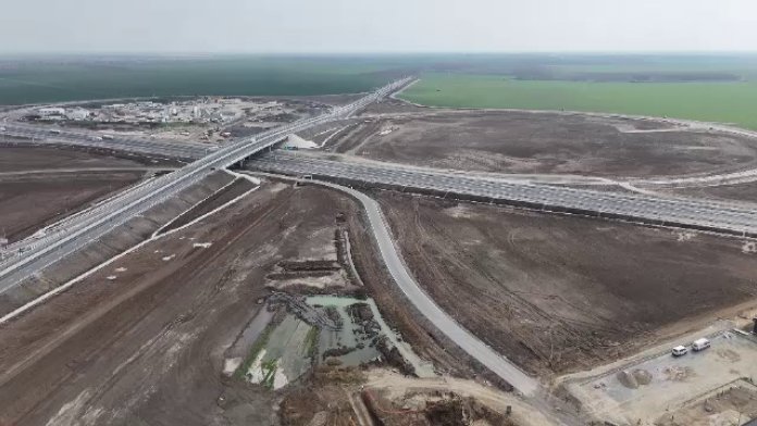 România nu se conformă cu termenul PNRR pentru zeci de kilometri de autostradă; doar 50 de km vor fi finalizați până la finalul lunii august.